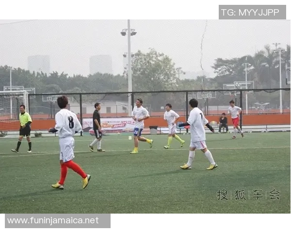 足球明星不仅在球场上闪耀他们的歌声也同样动人心弦